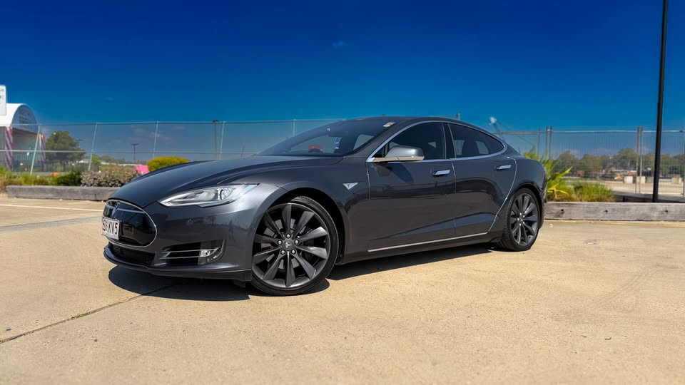 2015 Tesla Model S 85 10.jpg
